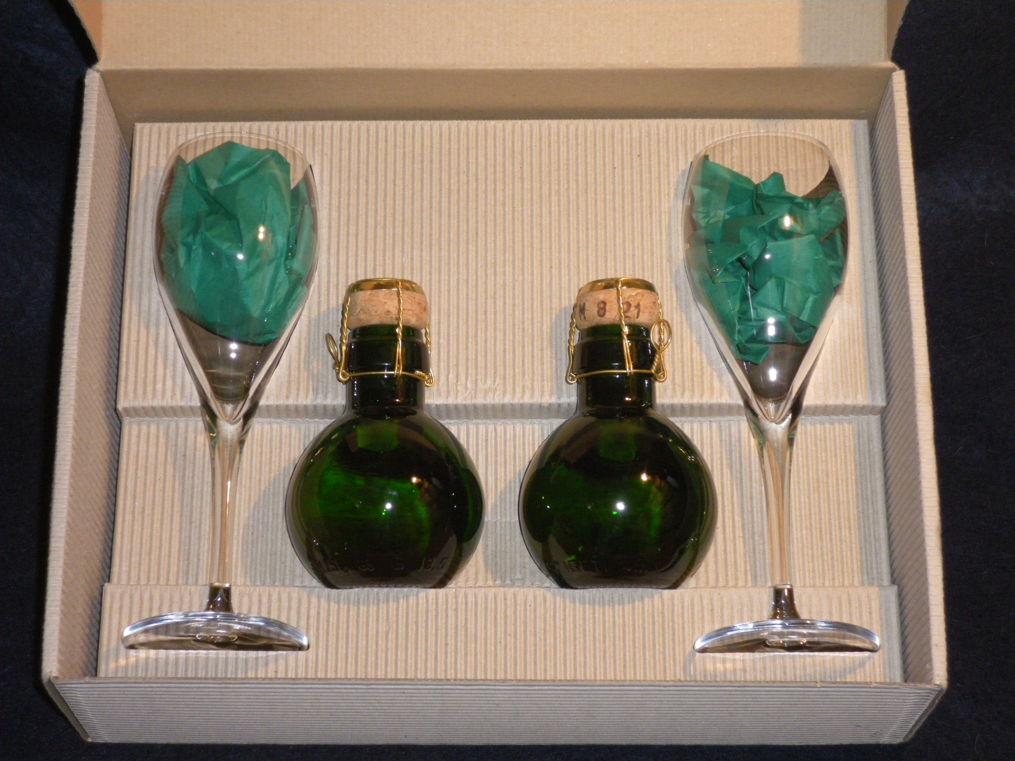 Sektset bestehend aus 2 kl. Sektflaschen u. 2 Gläser
